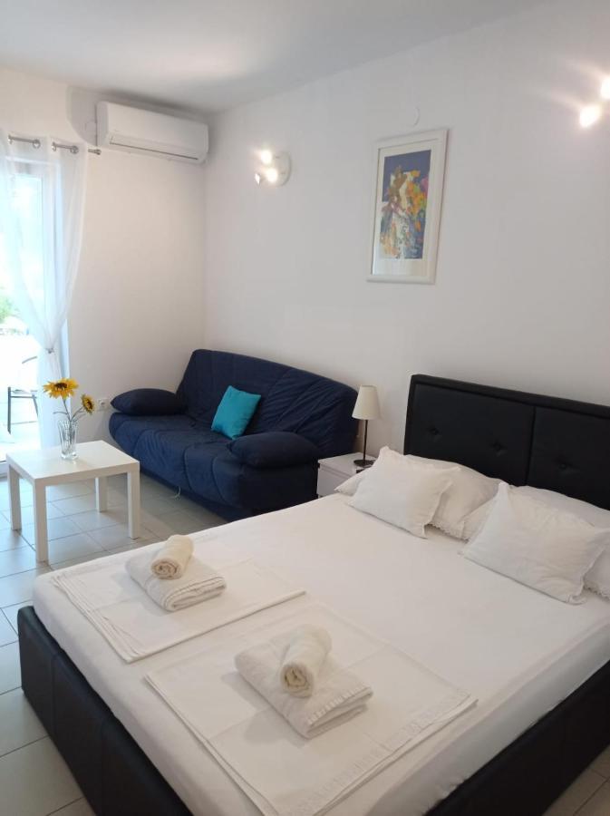 Nemira Beach Apartments 오미스 외부 사진